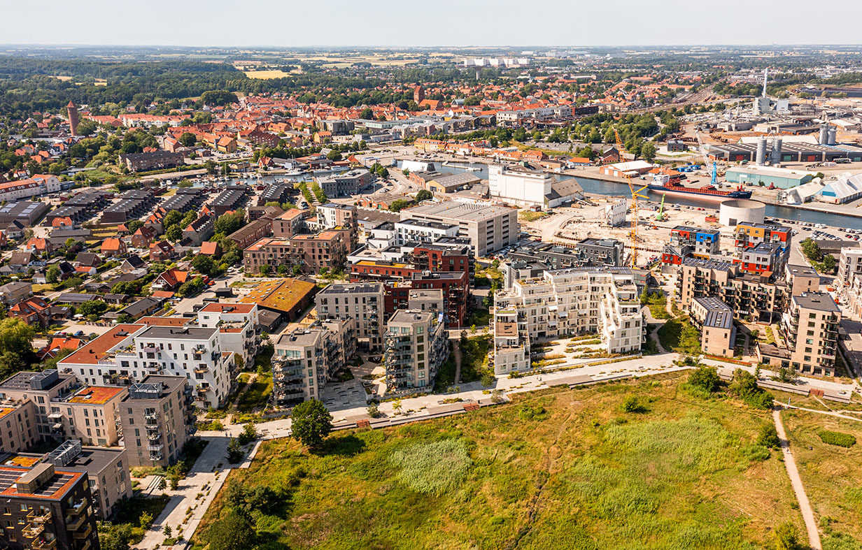 Dronefoto af Søndre Havn med bymidten i baggrunden