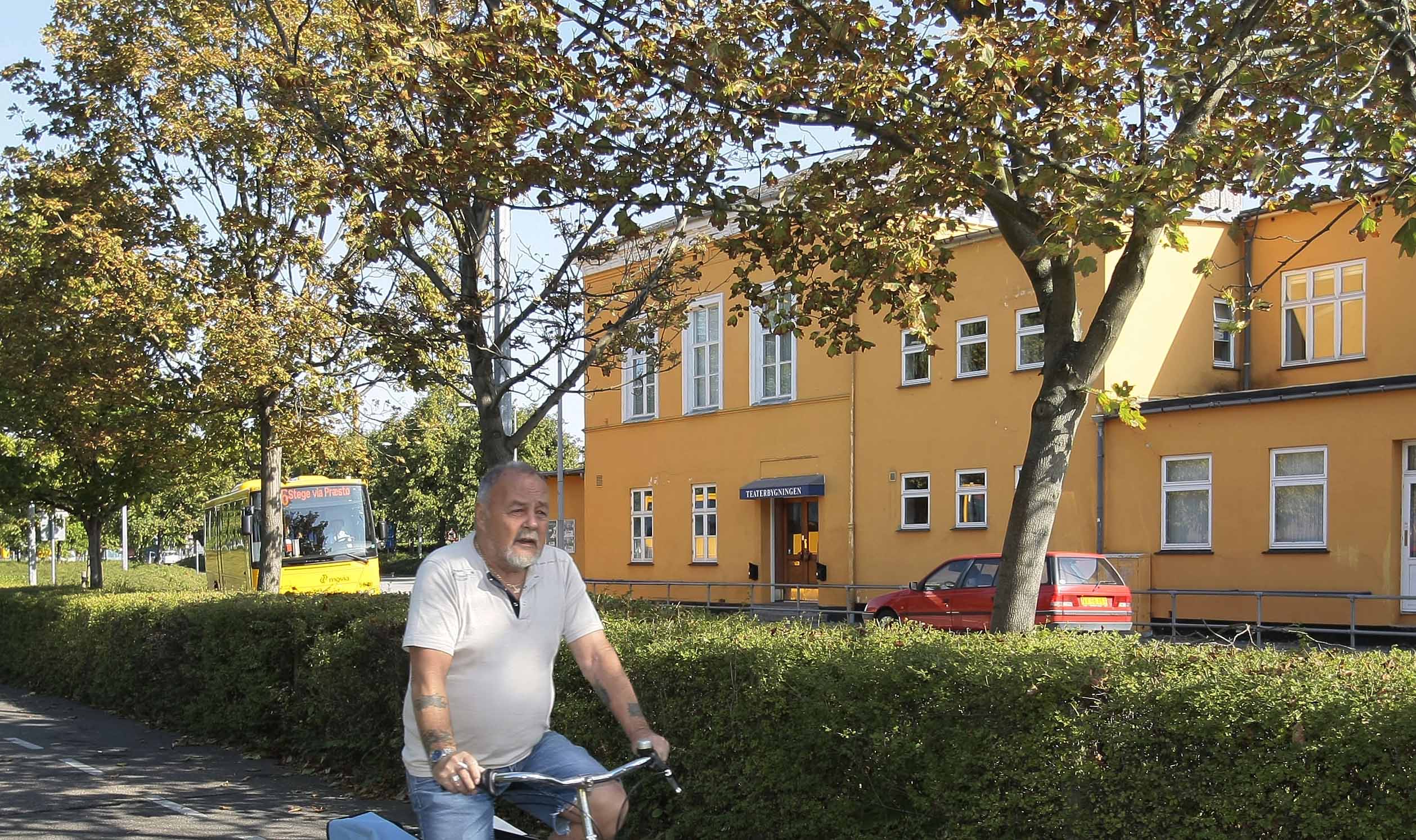 Teaterbygningen Med Cyklist Før Omlægning Af IHV Beskåret Web