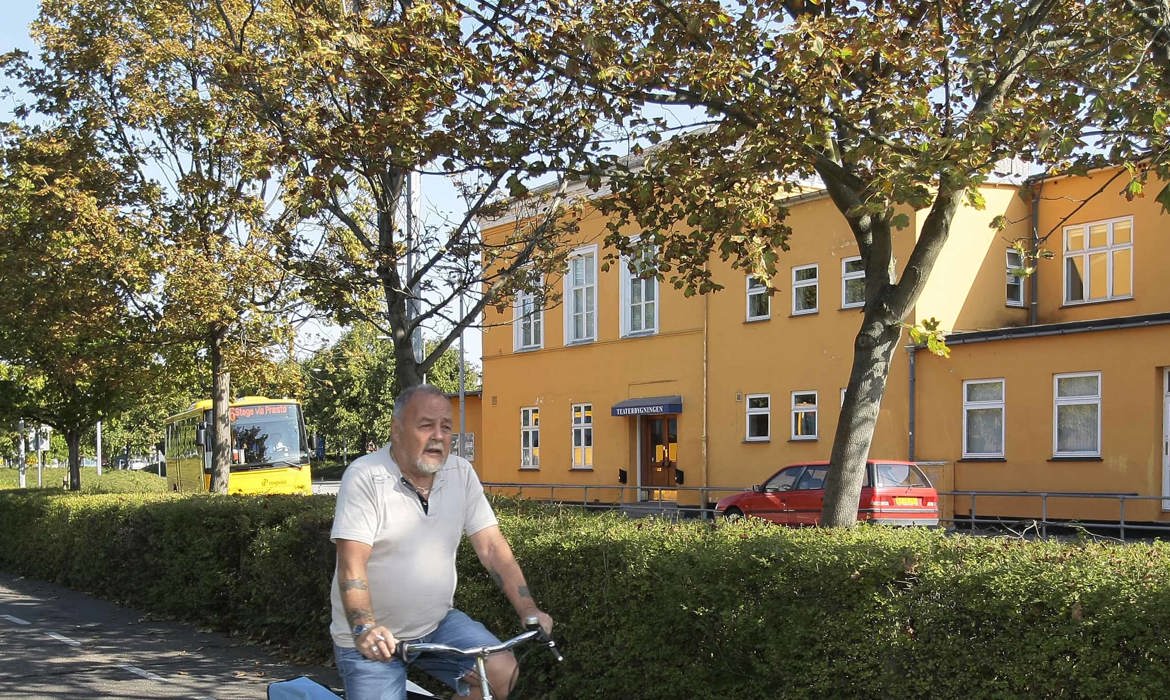Teaterbygningen Med Cyklist Før Omlægning Af IHV Beskåret Web