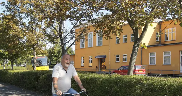 Teaterbygningen Med Cyklist Før Omlægning Af IHV Beskåret Web