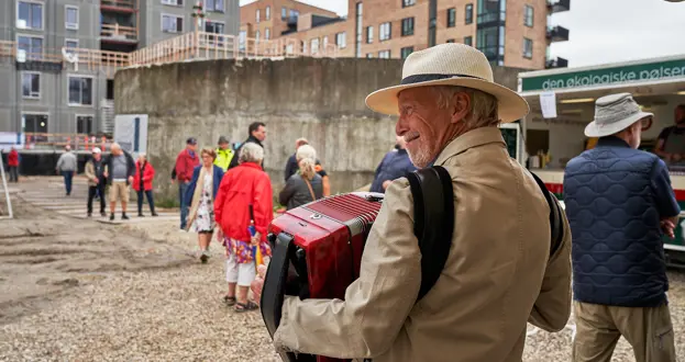 Harmonikaspiller til Fællesbygs rejsegilde