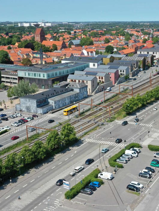 Dronebillede af jernbaneoverskæring i Køge